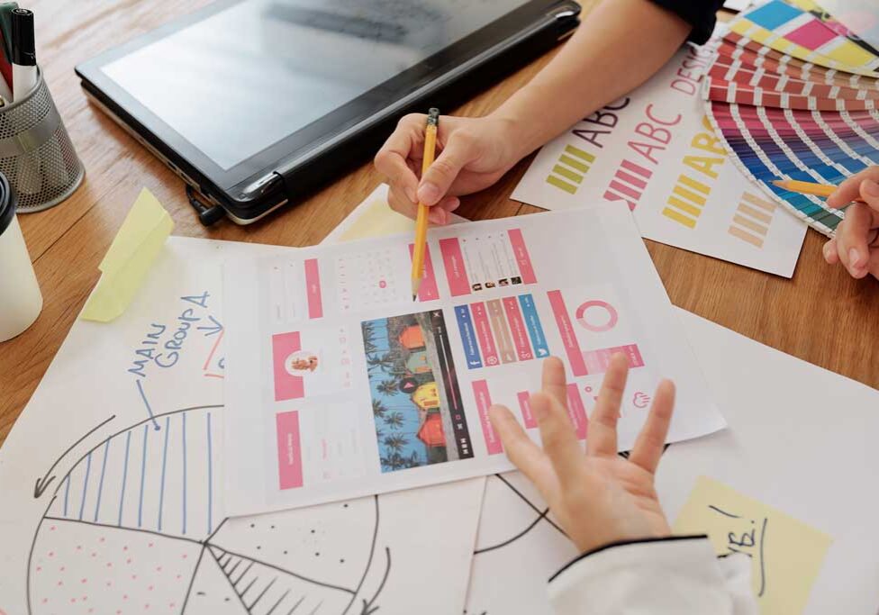 ui-designers-discussing-apllication-project